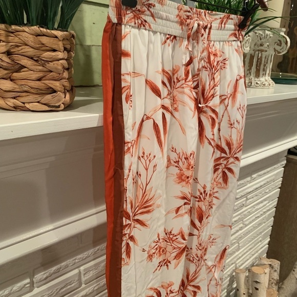 Joie QUISY Orange and White Leaf Print Tropical Cropped Pants XS Striped Sides - Picture 4 of 7